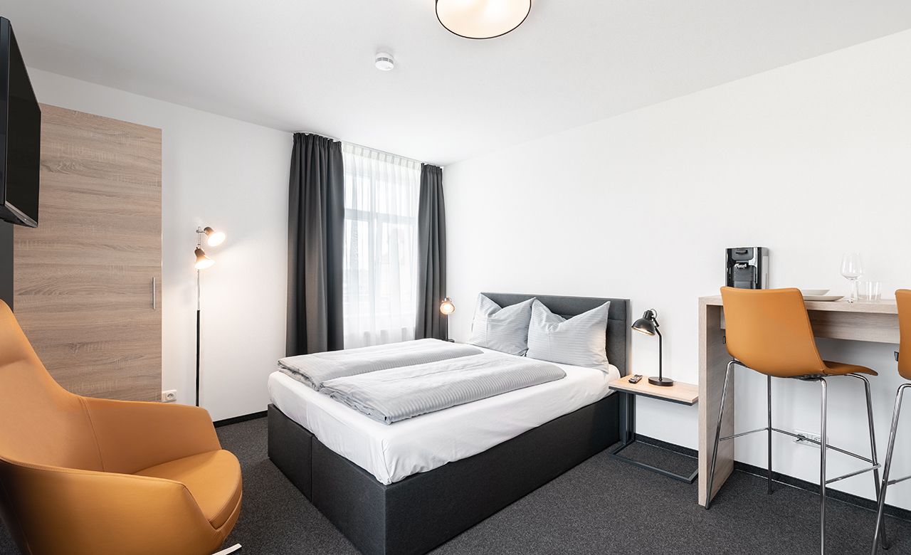 Geräumiges Hotelzimmer mit modernem Mobiliar, TwinBoxsspringbett  oder Boxspringbett, Repariere, Sofabett, Essentisch.