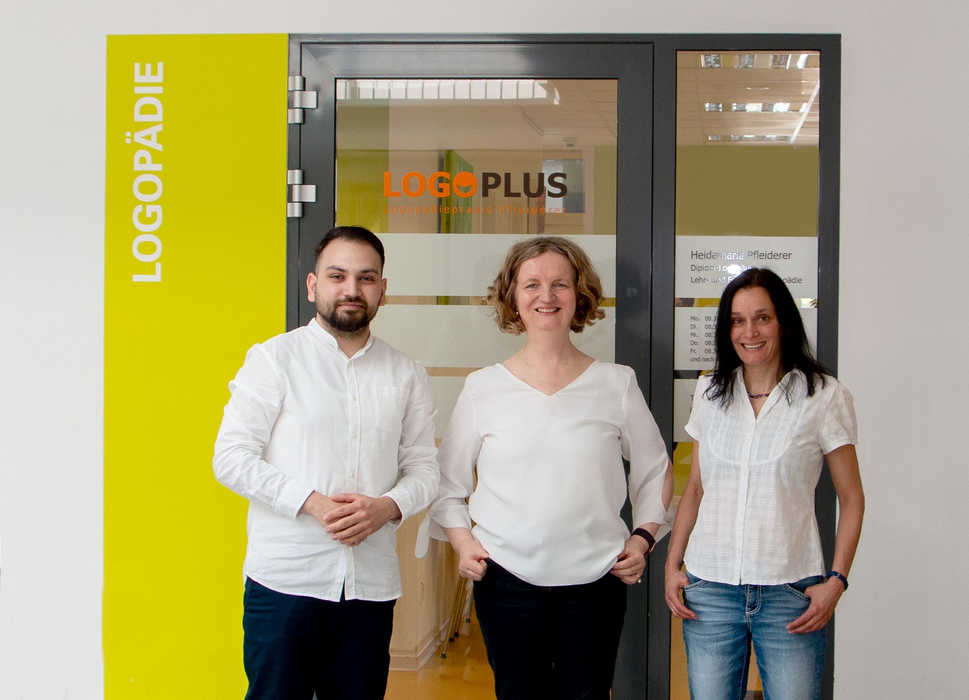 Bürogebäude mit gelben Flächen und vielen Fenstern.
