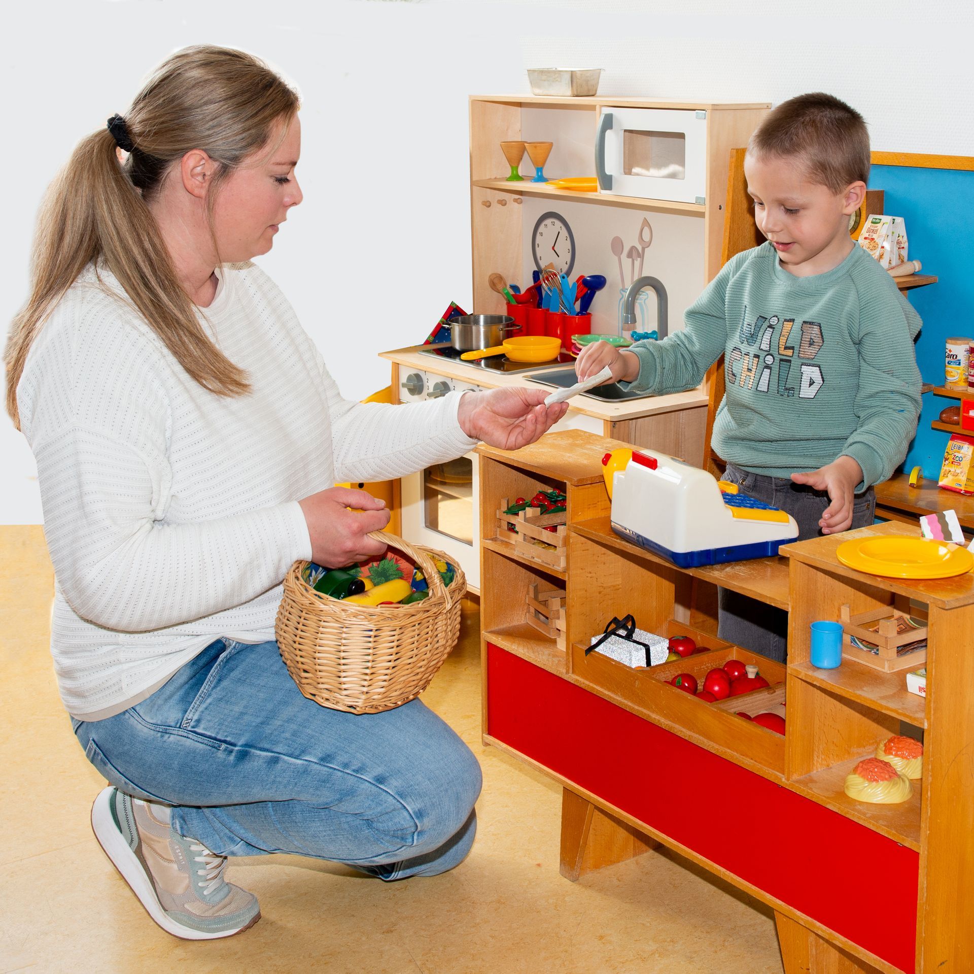 Behandlungsräume mit gelbem Boden und weisen Wänden.