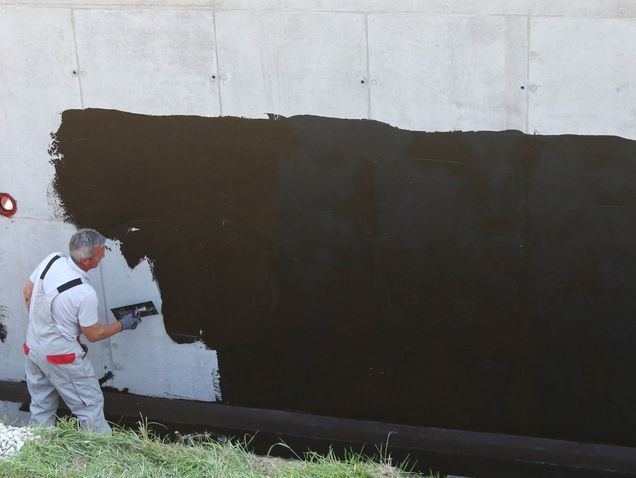 Dunkle Abdichtung auf einem Bau