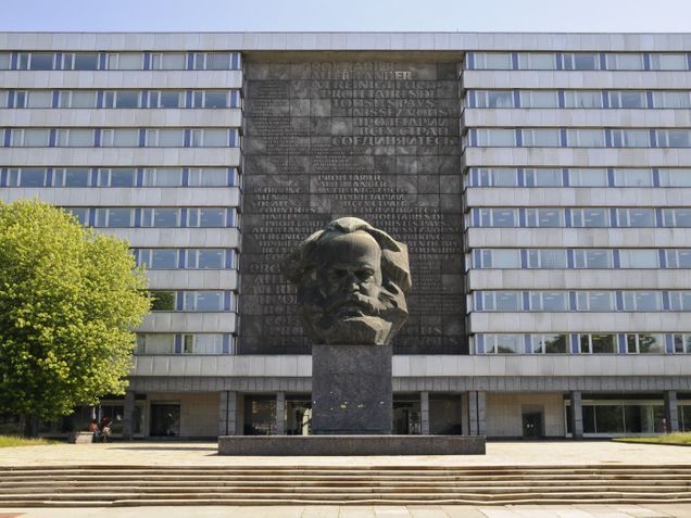 Einfamilienhaus mit Veranda, Doppelgarage und einem Garten