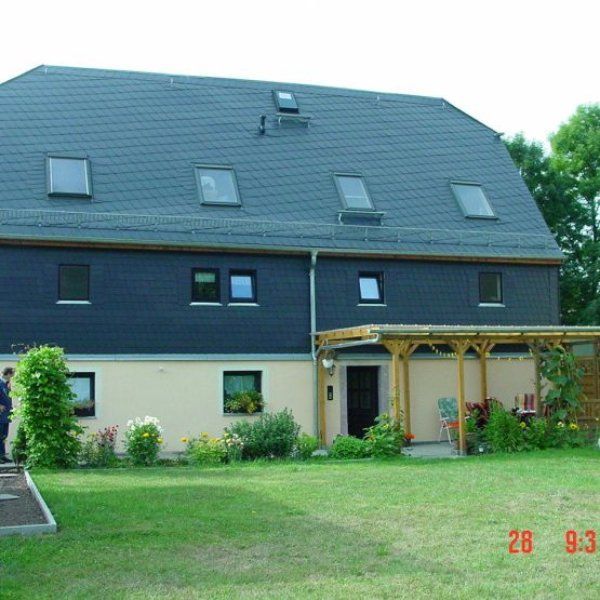 Dreistöckiges Haus mit Garten