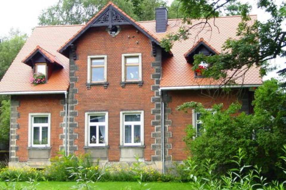 Renoviertes Haus mit roten Ziegelsteinen