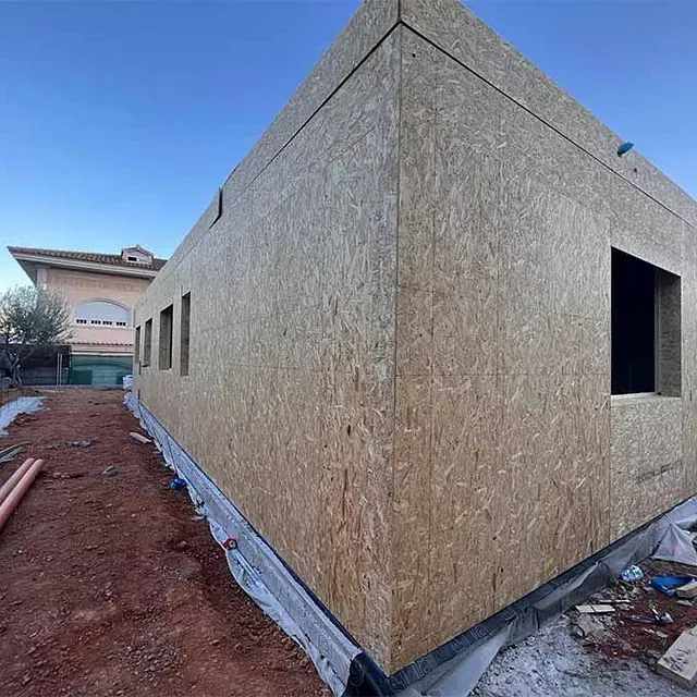 Se está construyendo una casa con mucho contrachapado.