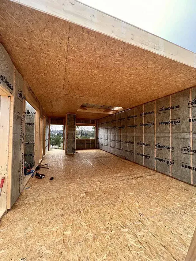 Se está construyendo una gran sala con suelo y paredes de madera.