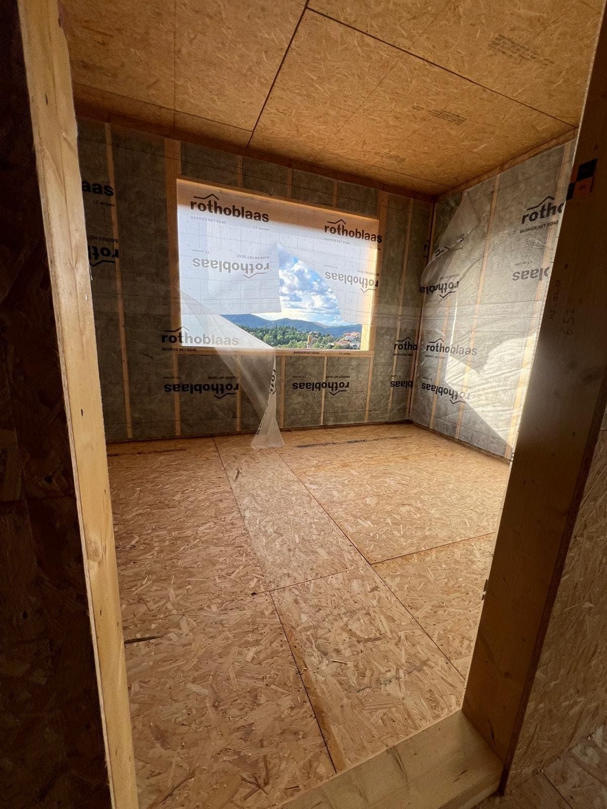 Una vista aérea de una casa con una gran piscina.