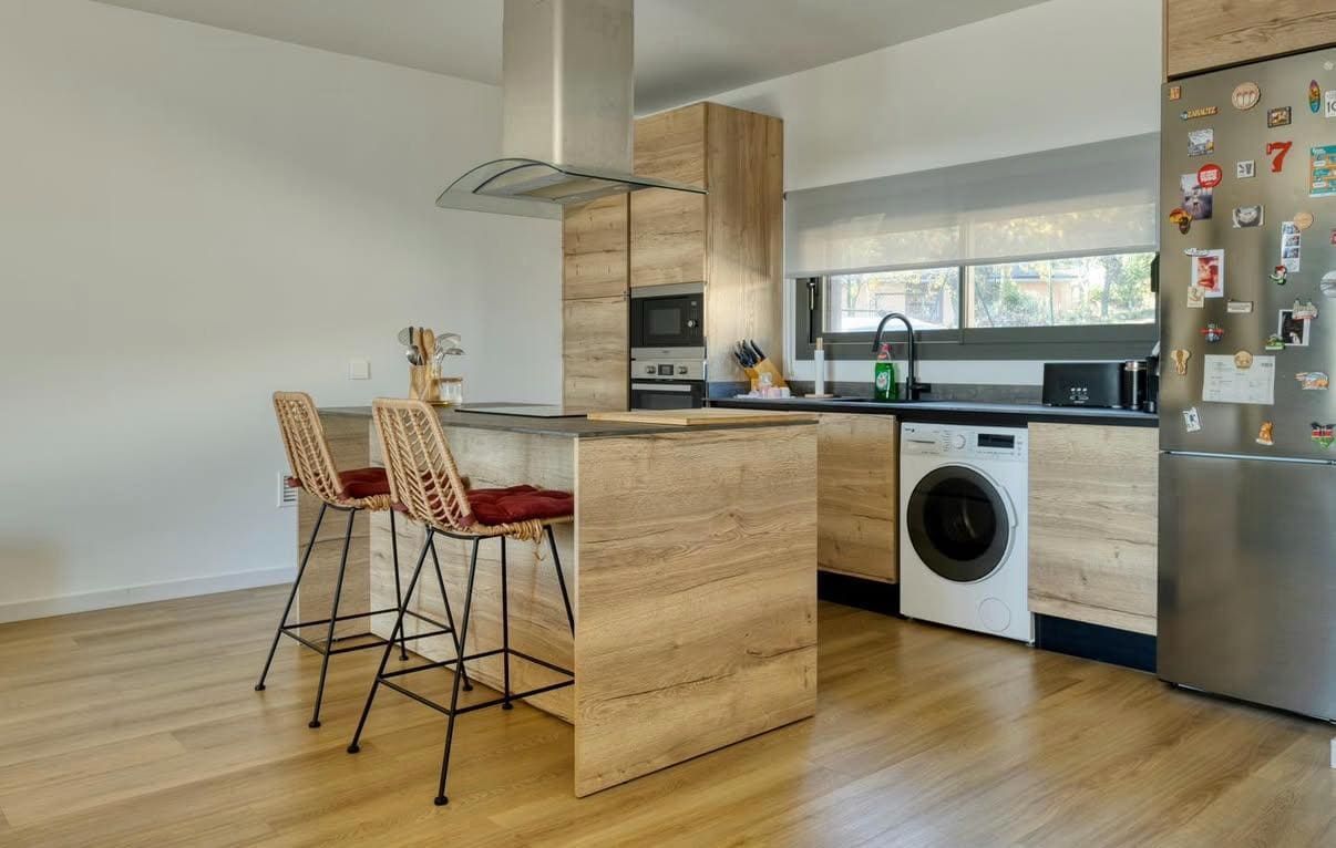 Una vista aérea de una casa con una gran piscina.