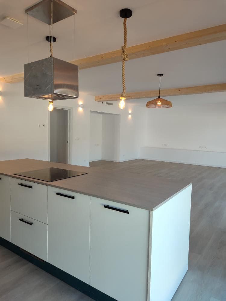 Una vista aérea de una casa con una gran piscina.