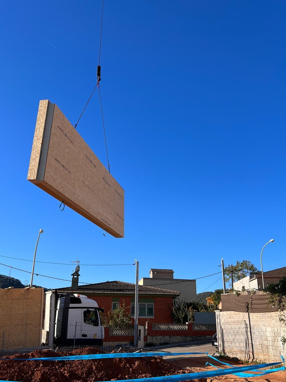 Una vista aérea de una casa con una gran piscina.