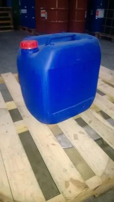 Um recipiente de plástico azul está em cima de um palete de madeira.