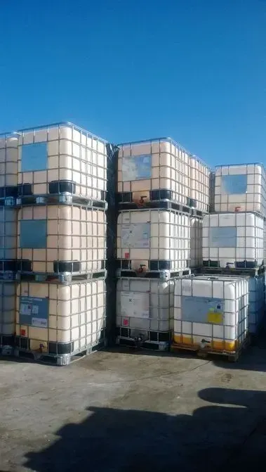 Um monte de contêineres empilhados uns sobre os outros