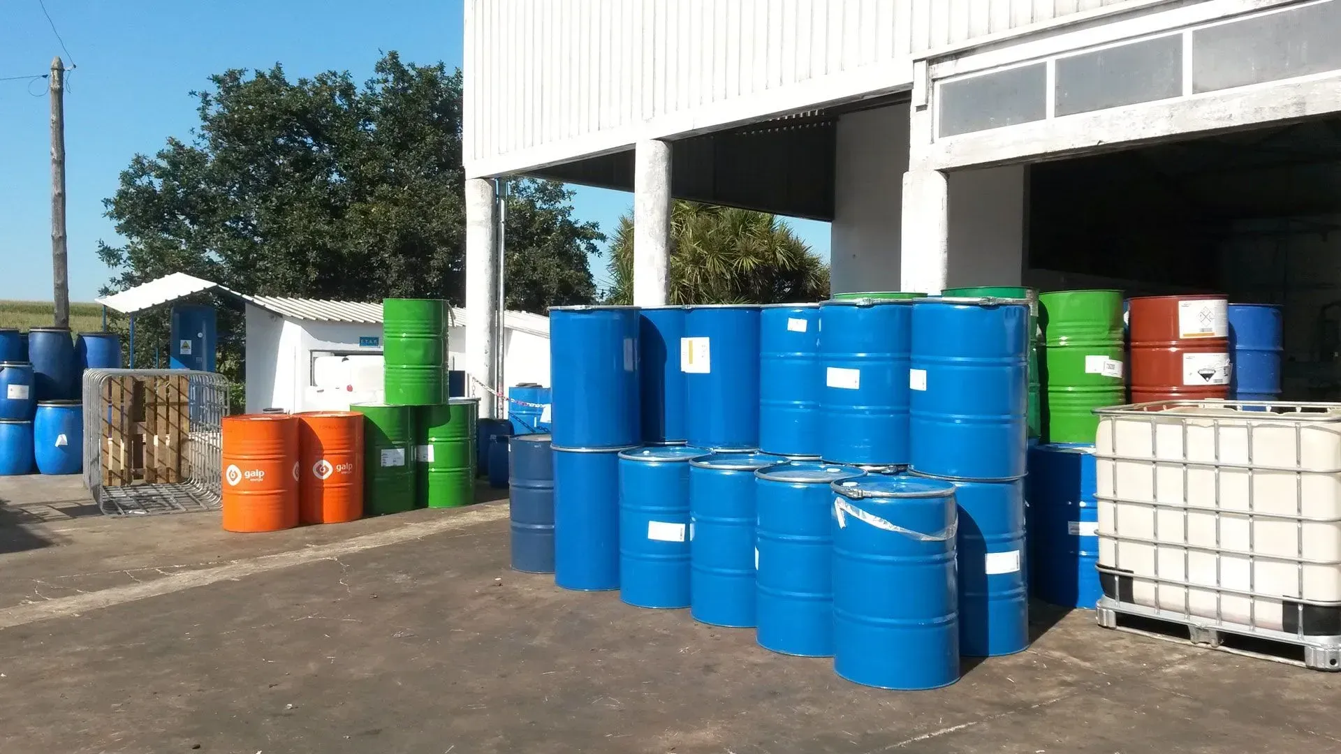 Um monte de barris estão alinhados na frente de um prédio