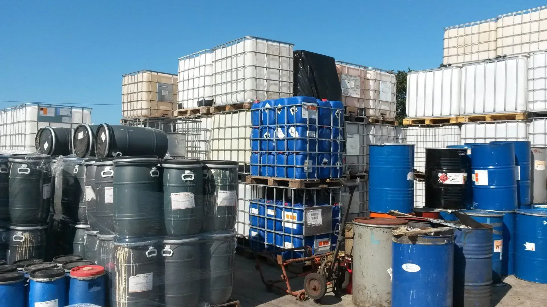 Um monte de barris e contêineres empilhados uns sobre os outros