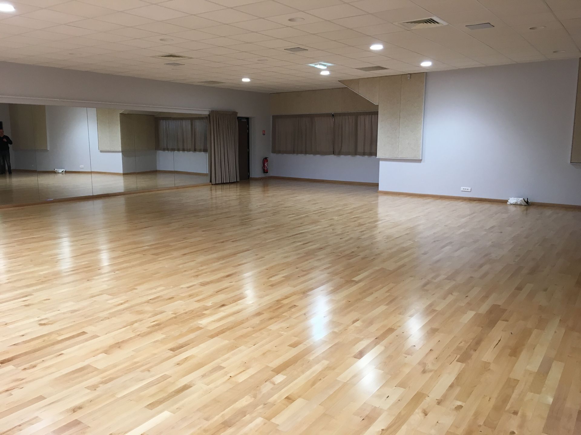 Salle de danse avec parquet cloué