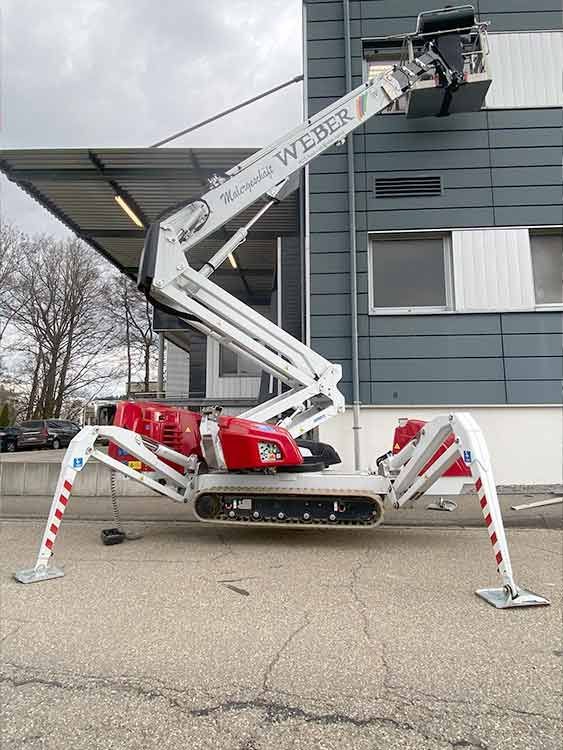 Vor einem Gebäude ist eine Spinnenbühne geparkt.