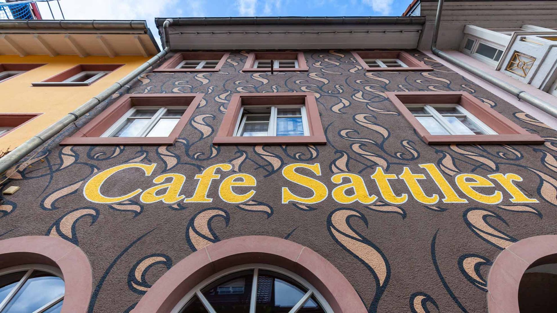 Ein Gebäude mit einem Schild mit der Aufschrift „Café Sattler“ darauf.