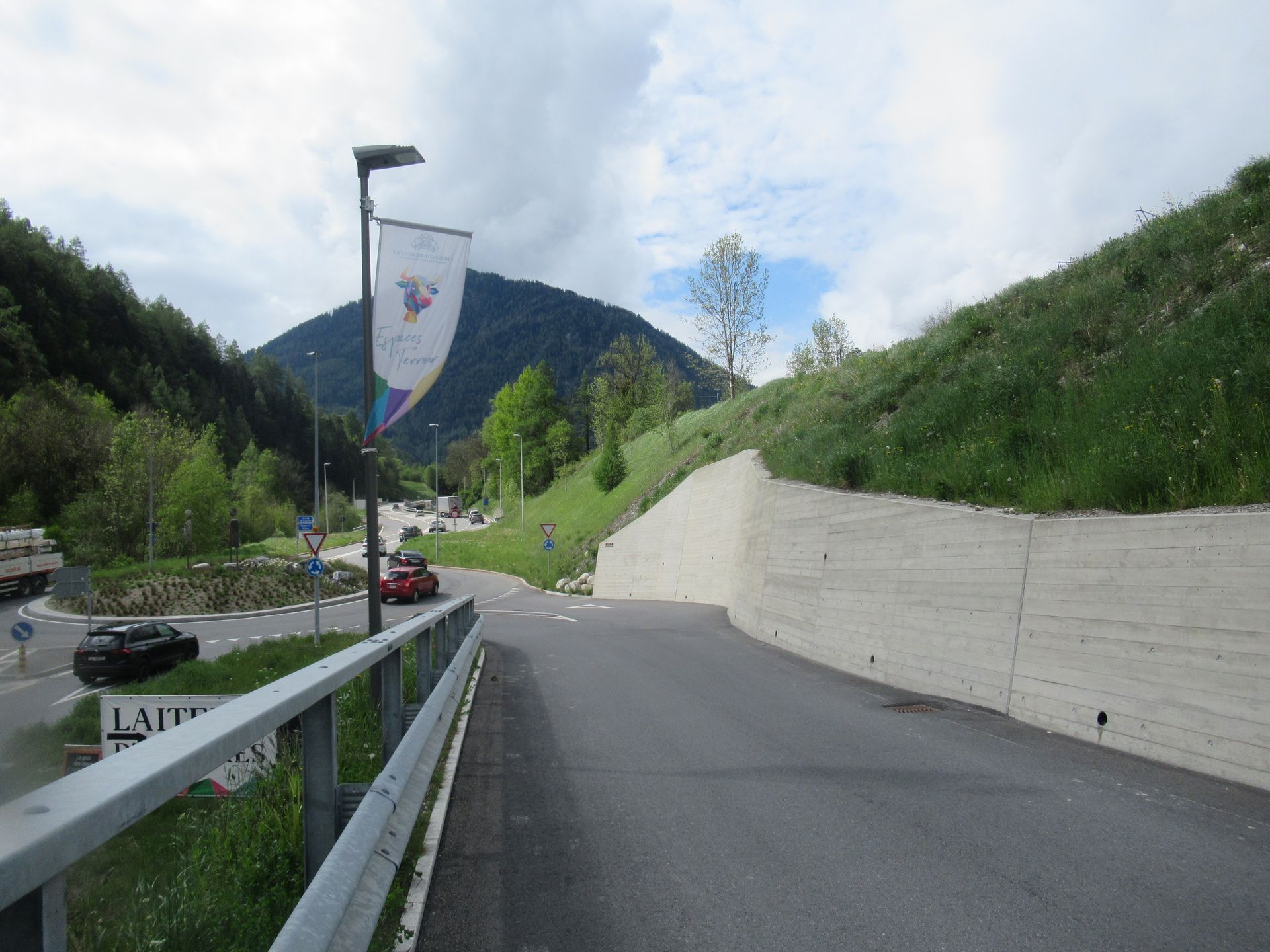 Mur et route d'accès Sous-le-Bay, Orsières
