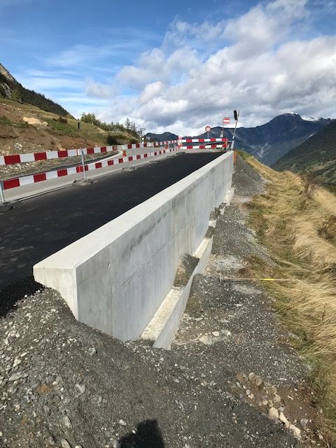 Mur et route Le Biolley