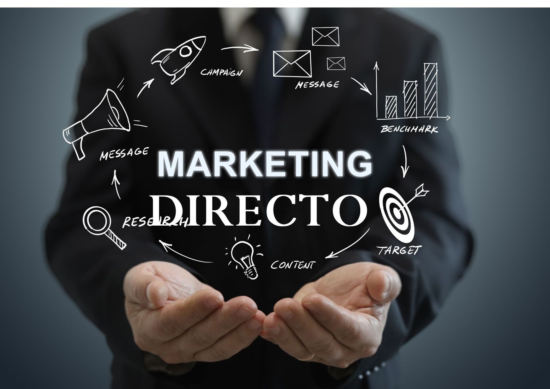 Un hombre con traje sostiene un cartel que dice director de marketing.