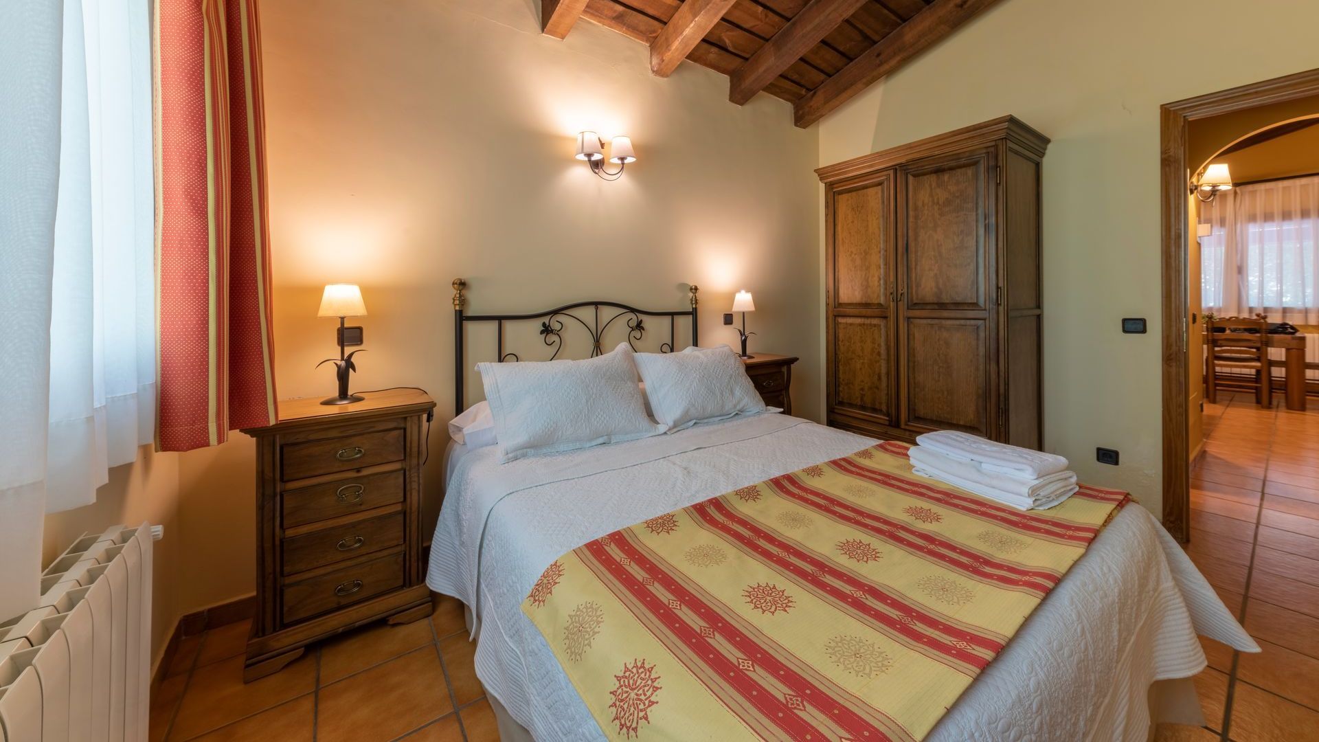Un dormitorio con una cama, mesita de noche y armario.