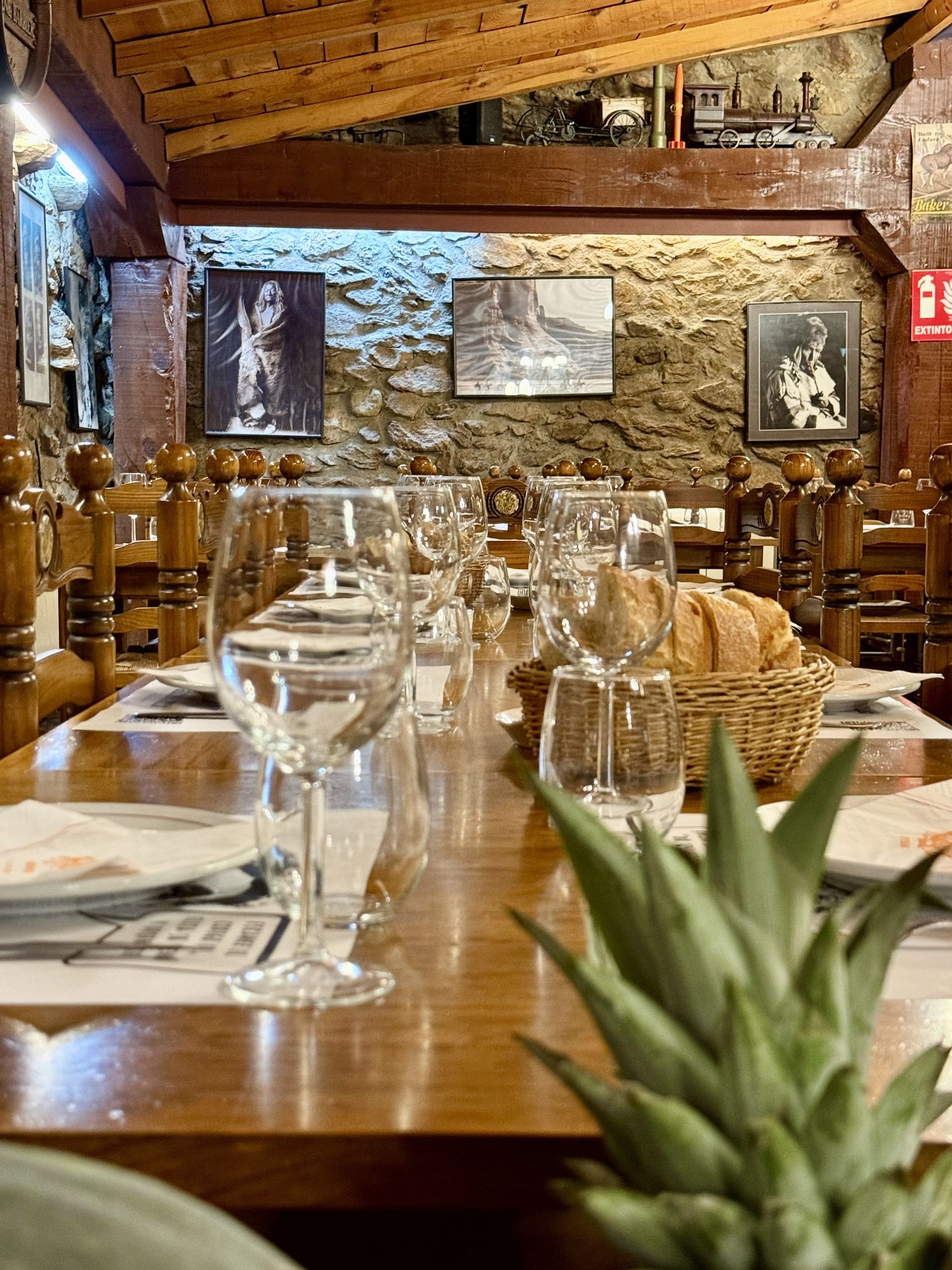 Una mesa larga en un restaurante con una piña en primer plano.