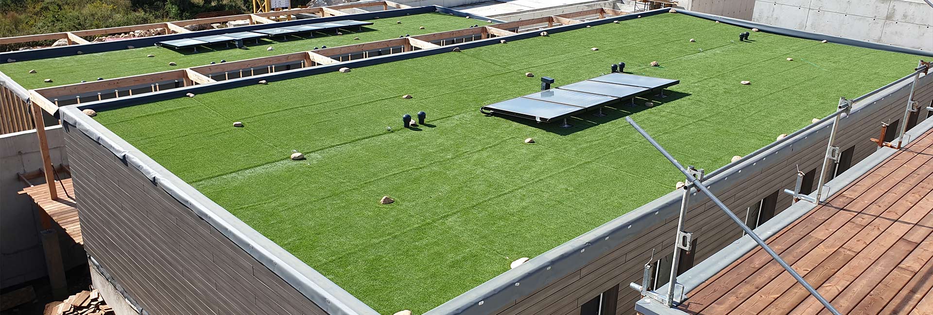 Toiture avec gazon artificiel