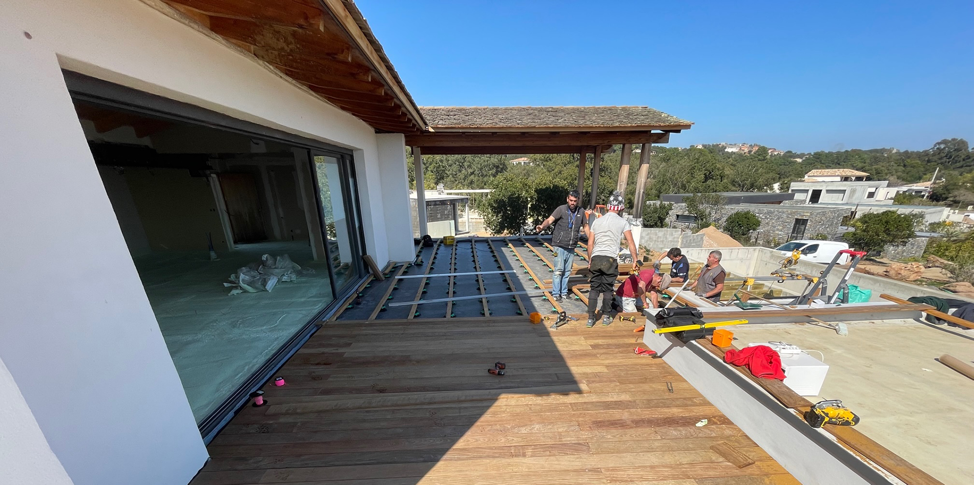 Groupe d'artisans réalisant les finitions d'une terrasse