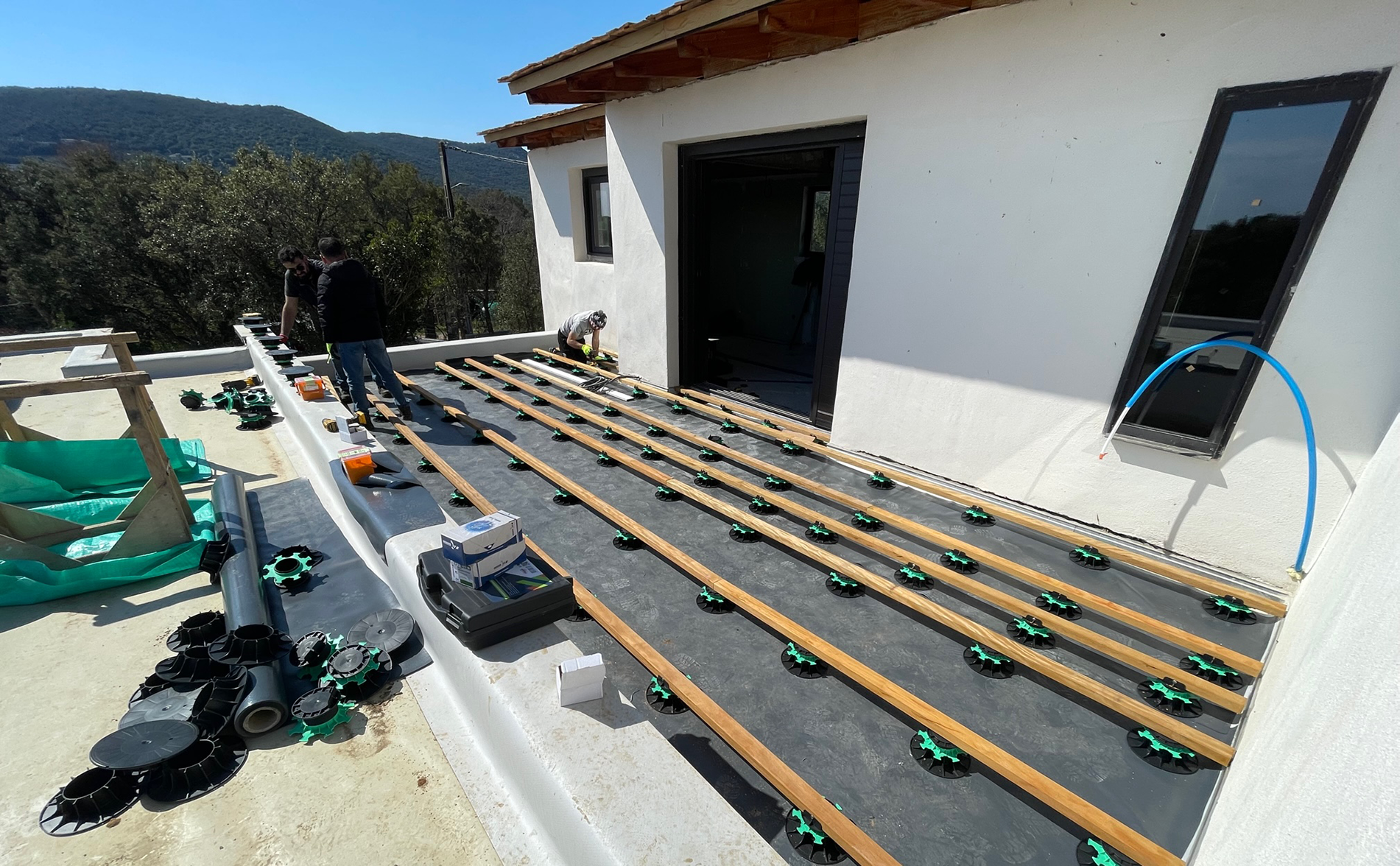 Construction d'une terrasse, avec deux ouvriers