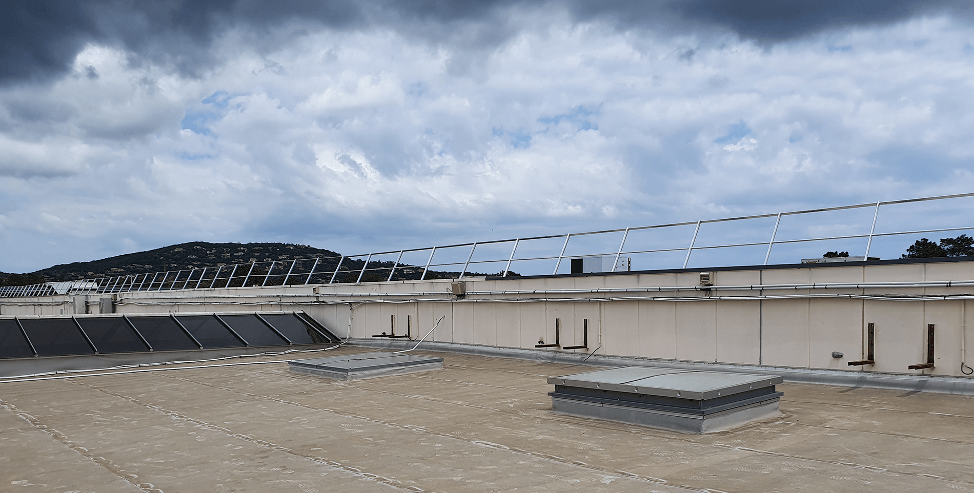 Garde-corps le long d'un d'immeuble