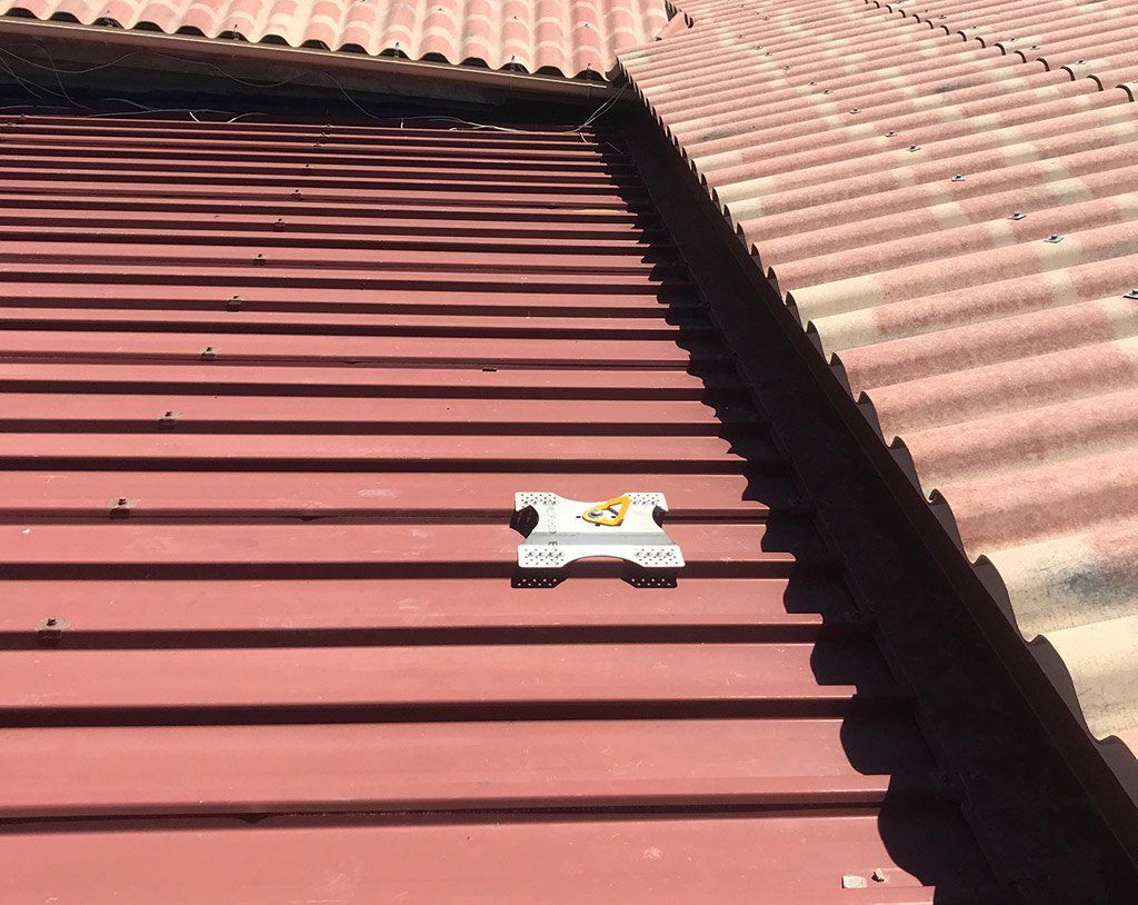 Points d'ancrage sur un toit métallique