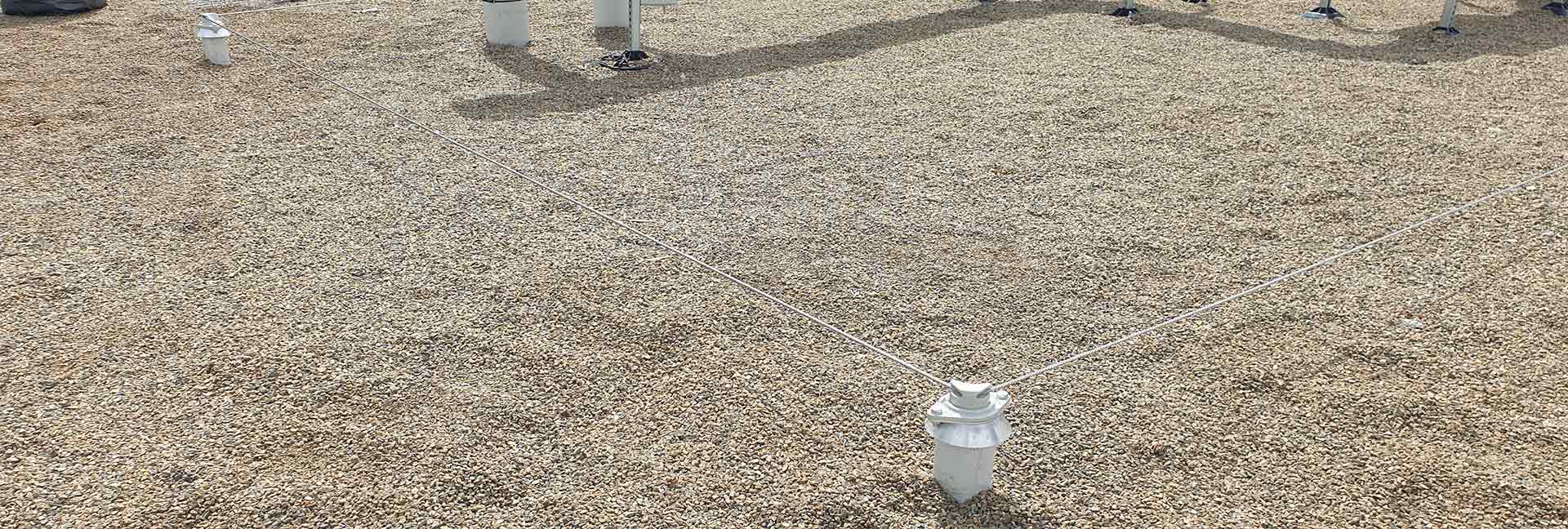 Pose de ligne de vie sur toiture gravier