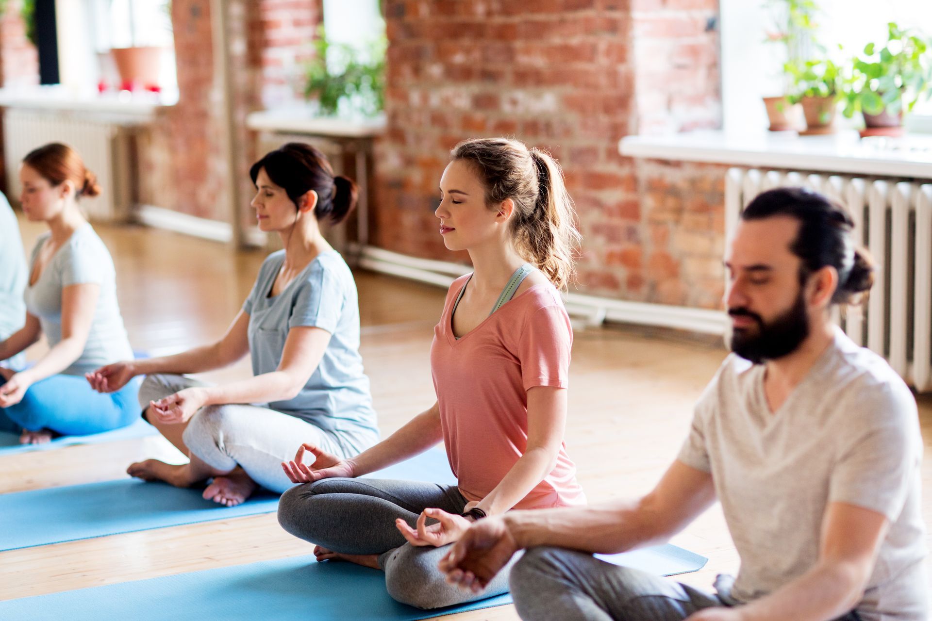 Groupe de personne qui fait du yoga