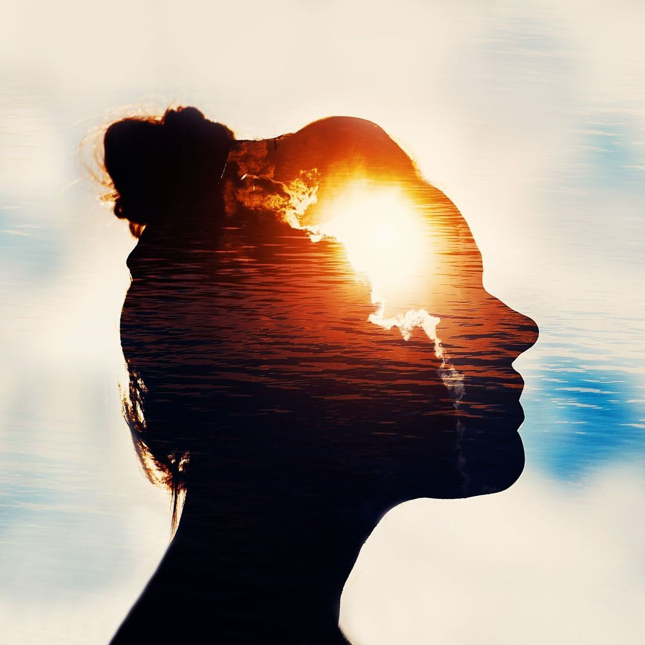 Ombre de femme de profil devant les nuages