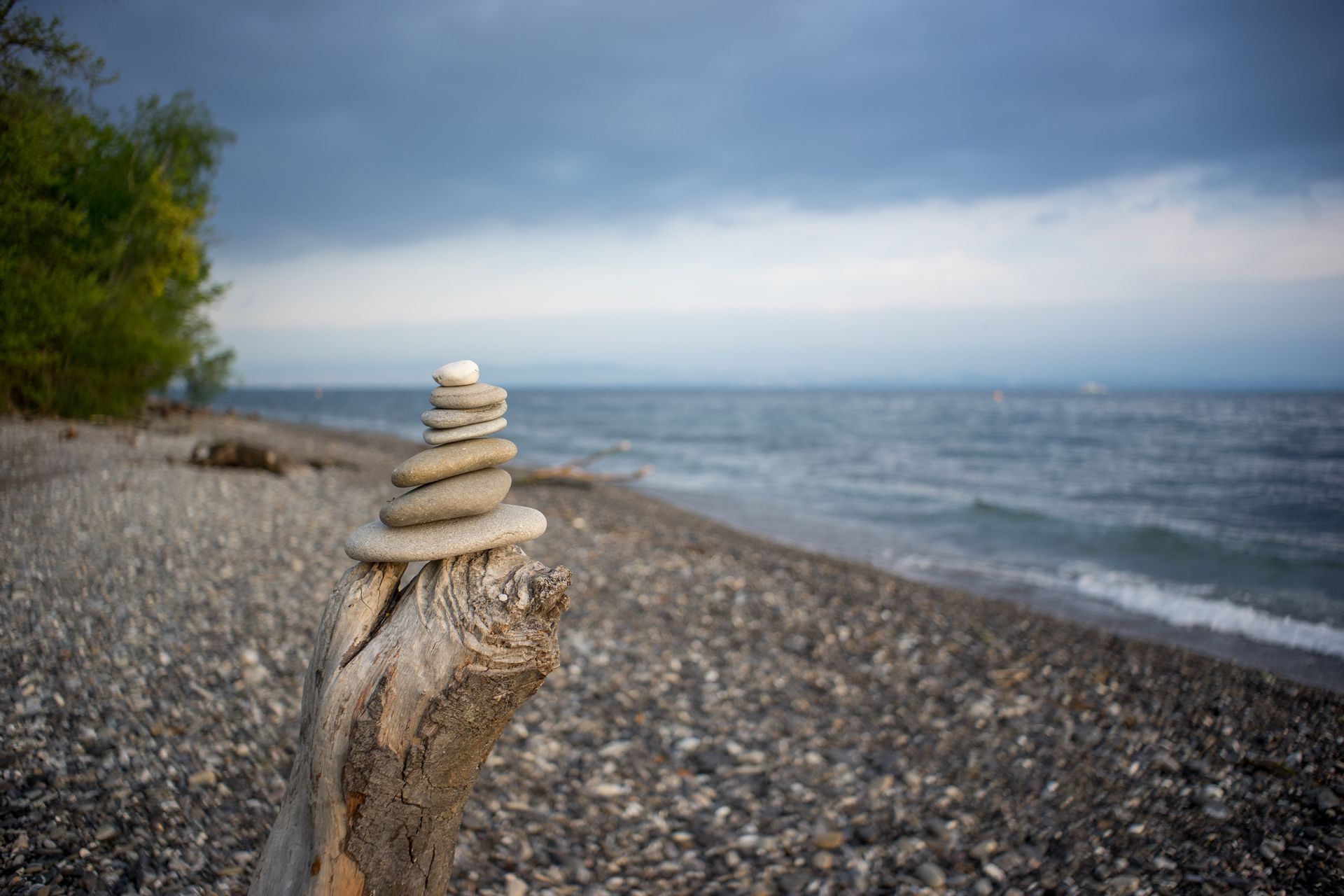 Pile de galets devant la mer