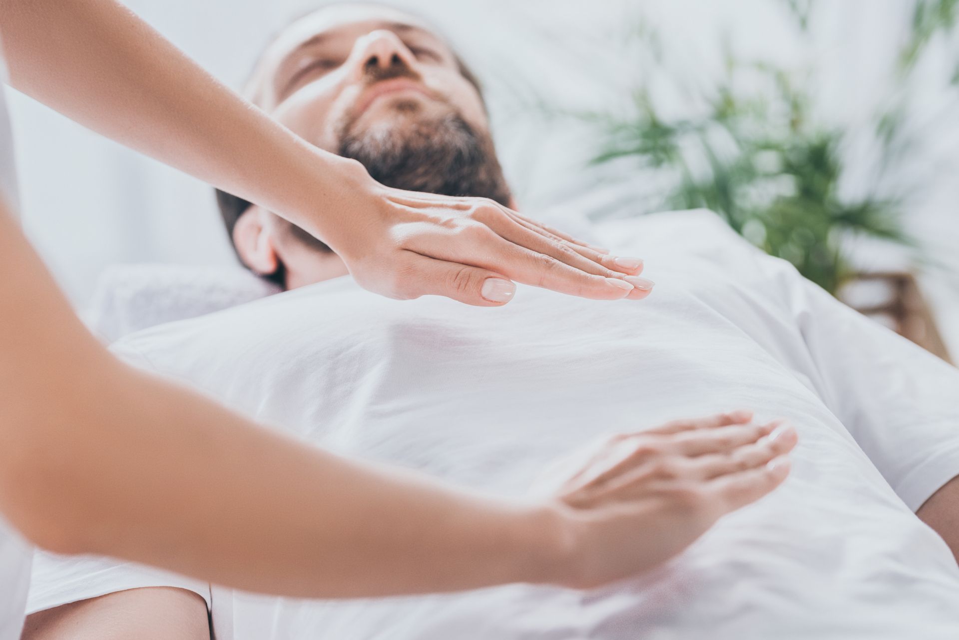 Mains d'une femme au-dessus d'un homme
