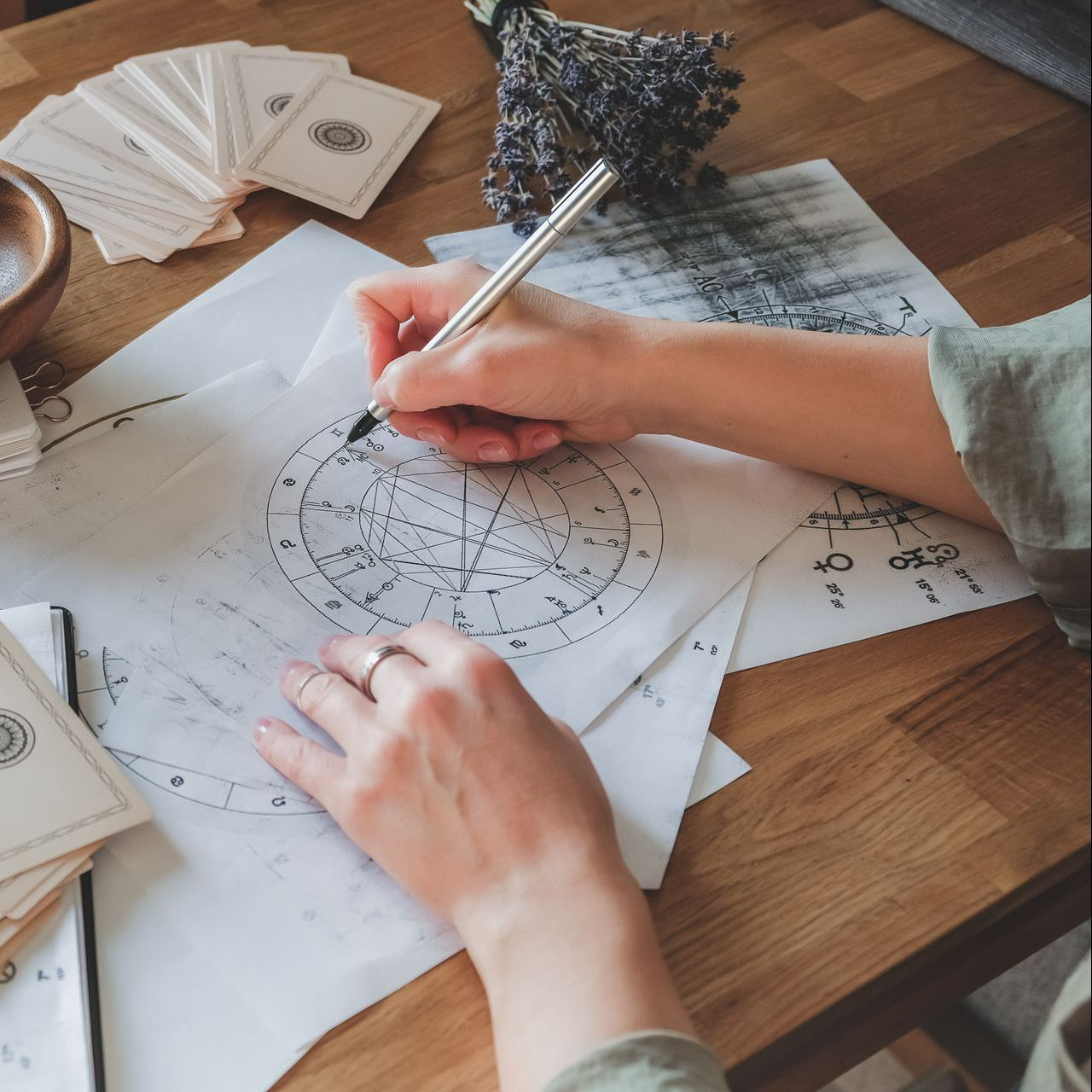 Astrologue qui fait un schéma
