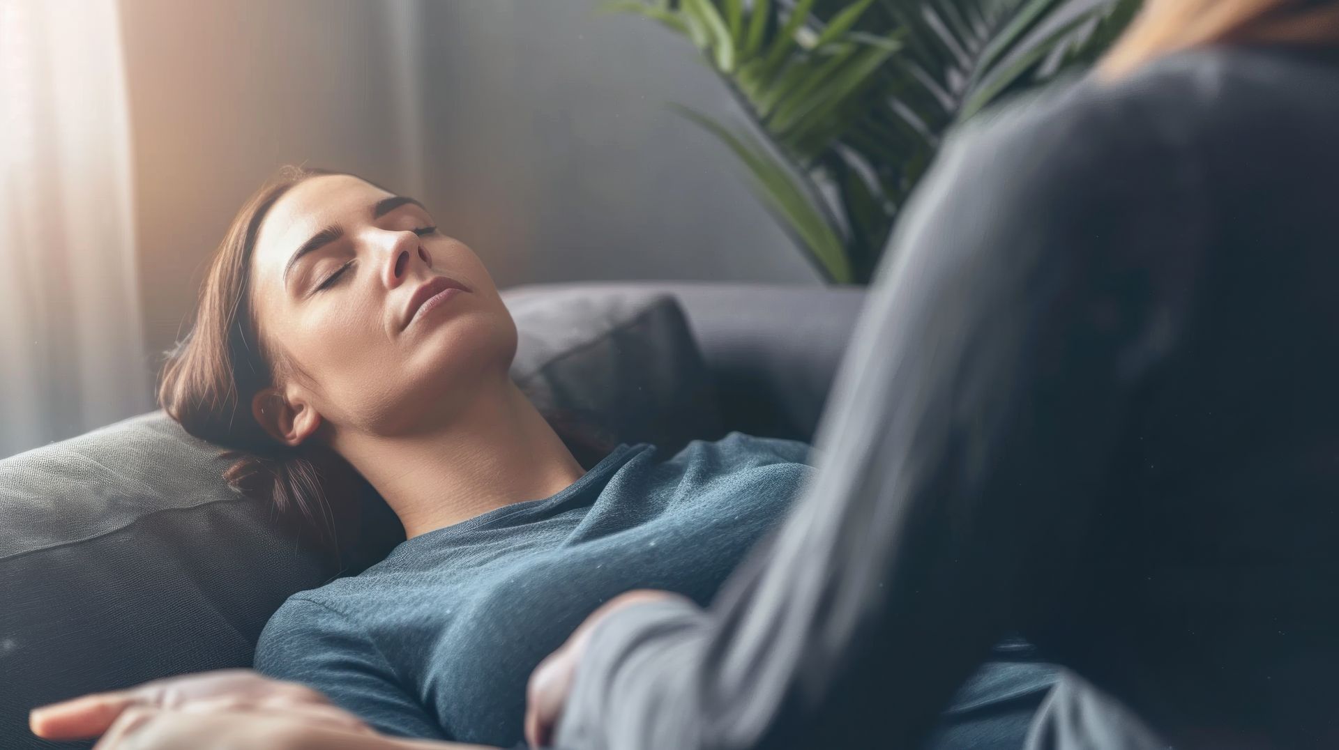 Femme allongée les yeux fermés