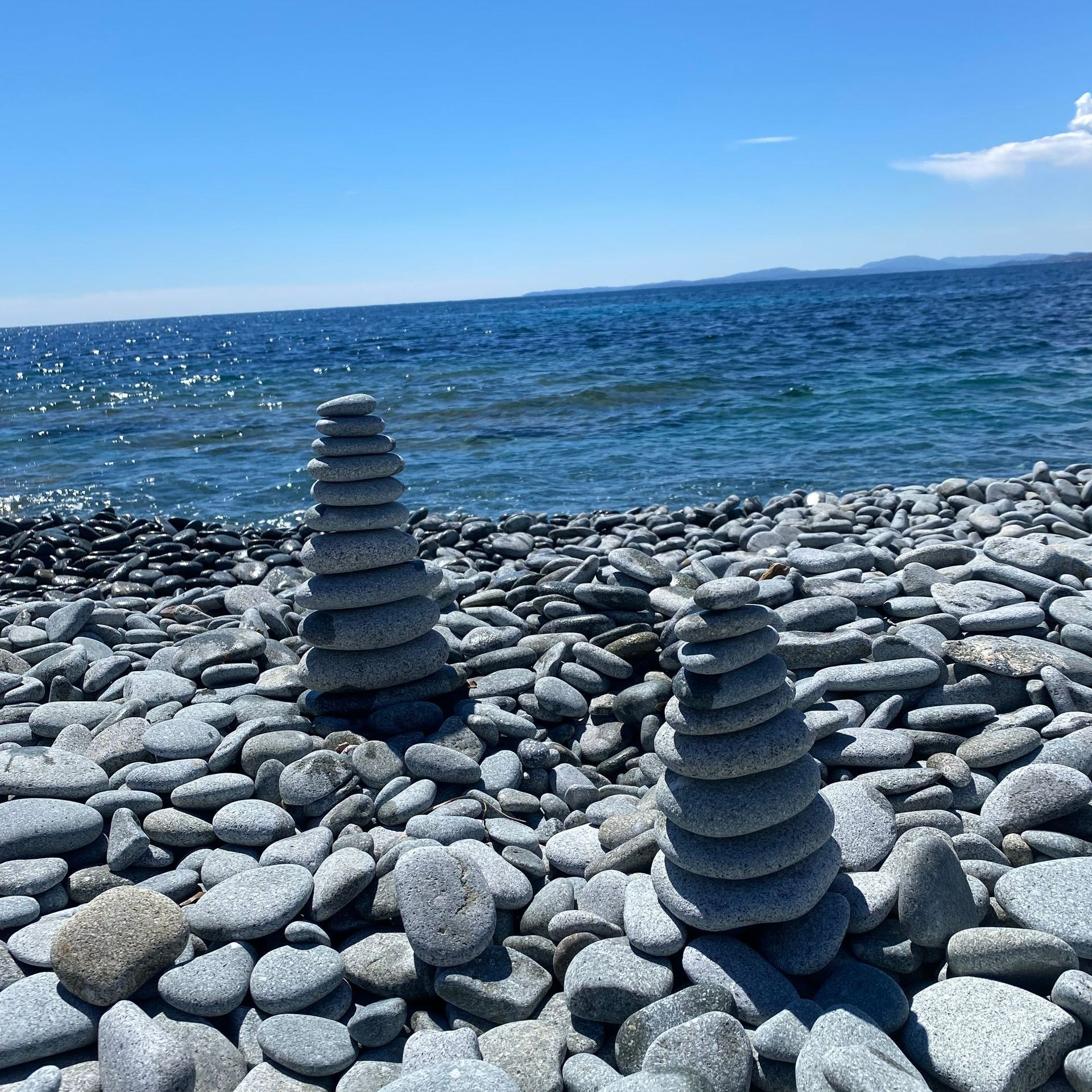 Galets au bord de la mer
