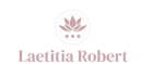 Un logo repr&eacute;sentant une fleur de lotus rose p&acirc;le &agrave; l'int&eacute;rieur d'un cercle au-dessus de trois petits points, avec le texte Laetitia Robert  en dessous.