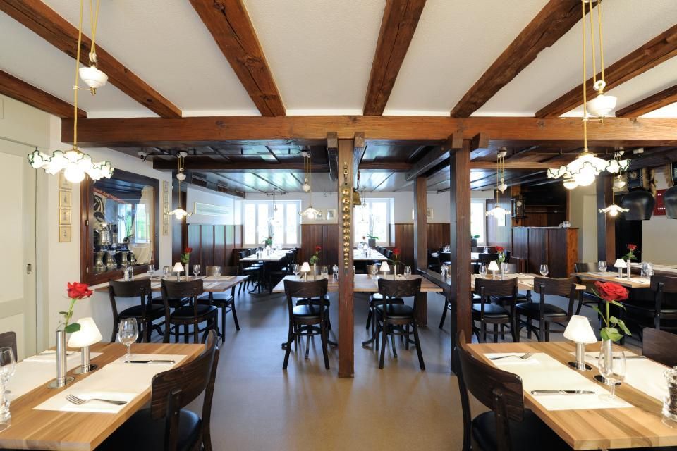 Innebereich mit Holzbalken, Tischen und Stühlen vom Restaurant Pfannenstiel