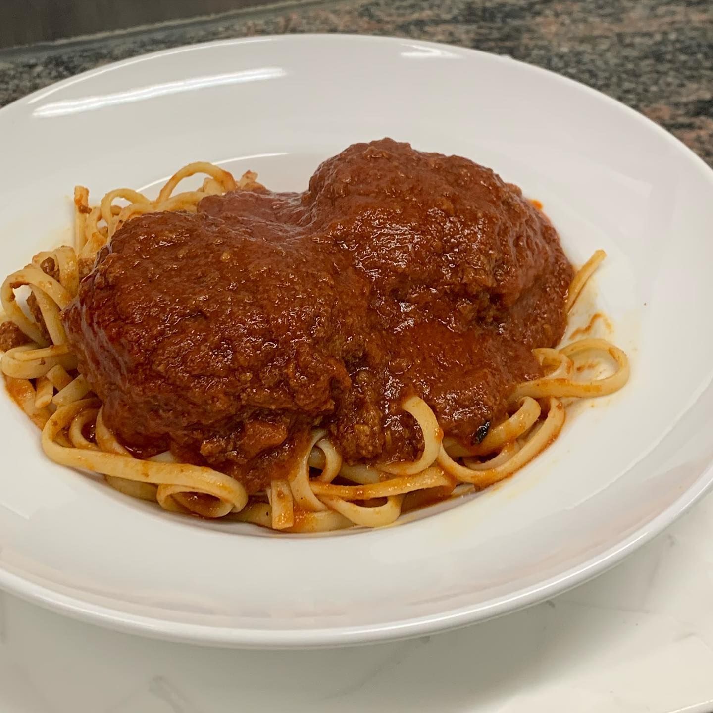 Une assiette de spaghetti bolognaise.