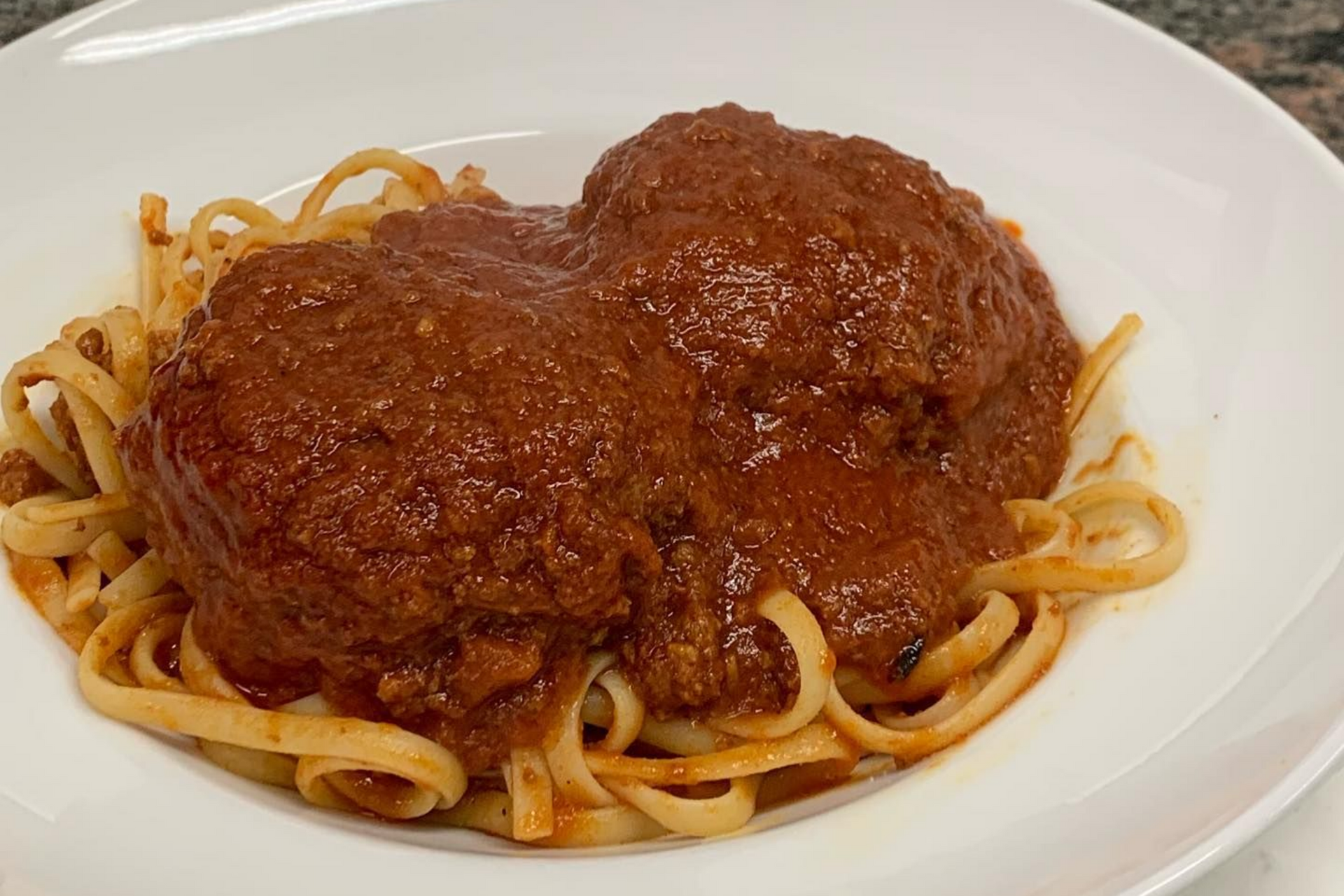 Une assiette de spaghetti bolognaise.