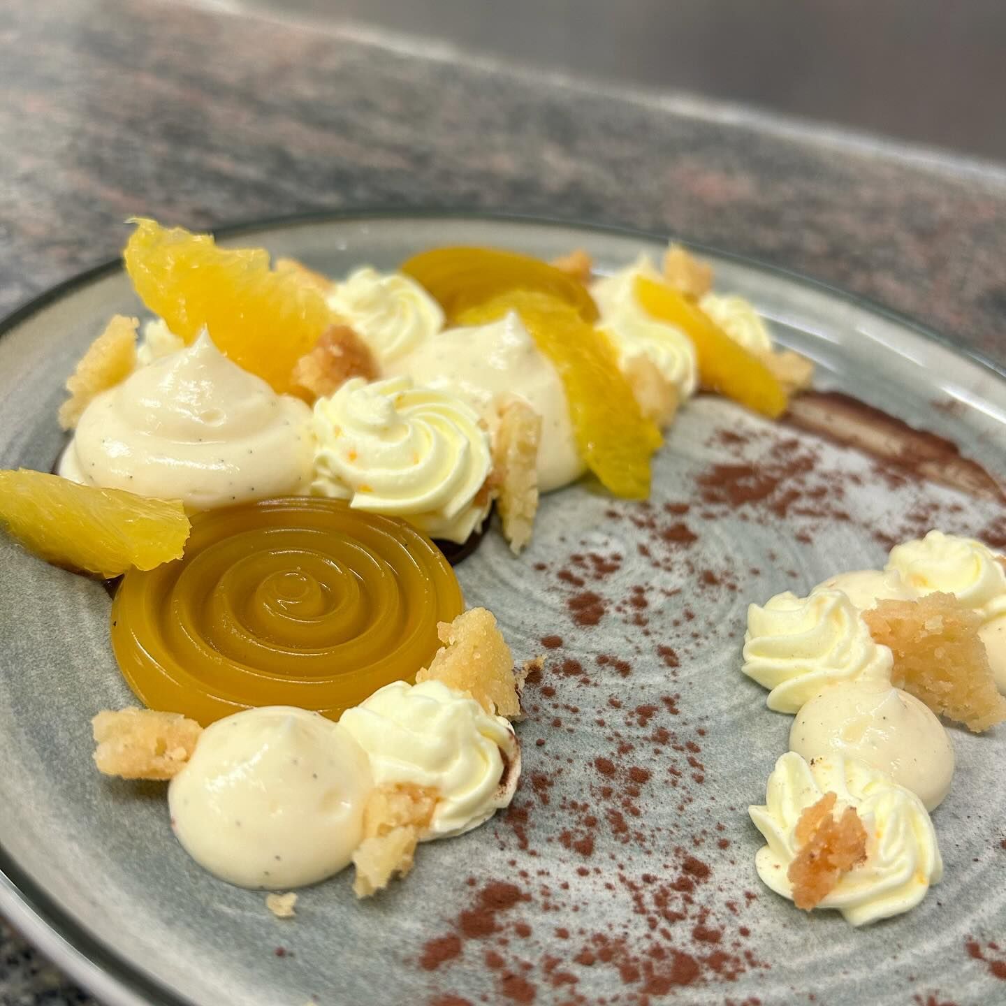 Une assiette de desserts garnie de tranches d'agrumes.