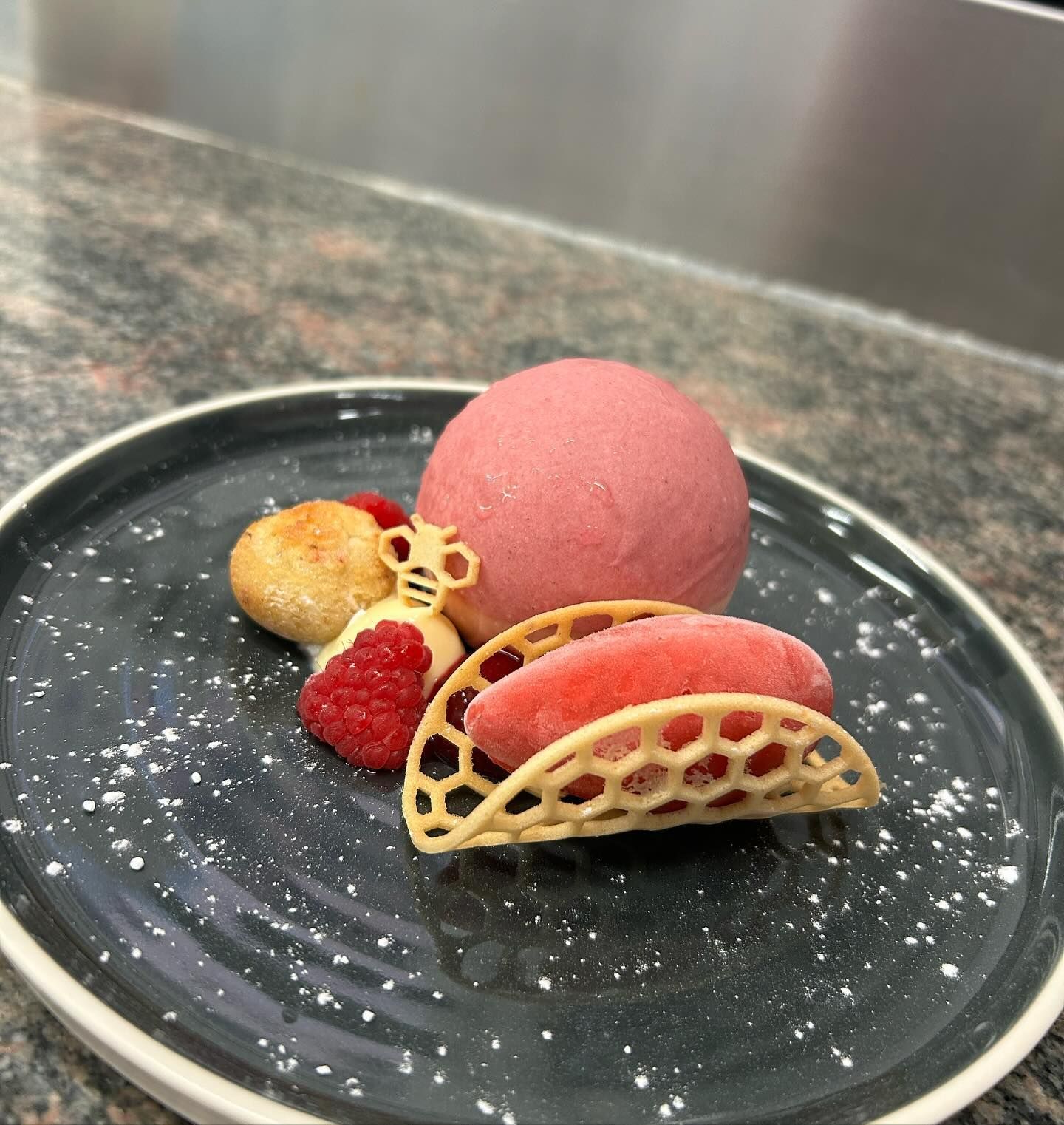 Des boules de glaces roses.