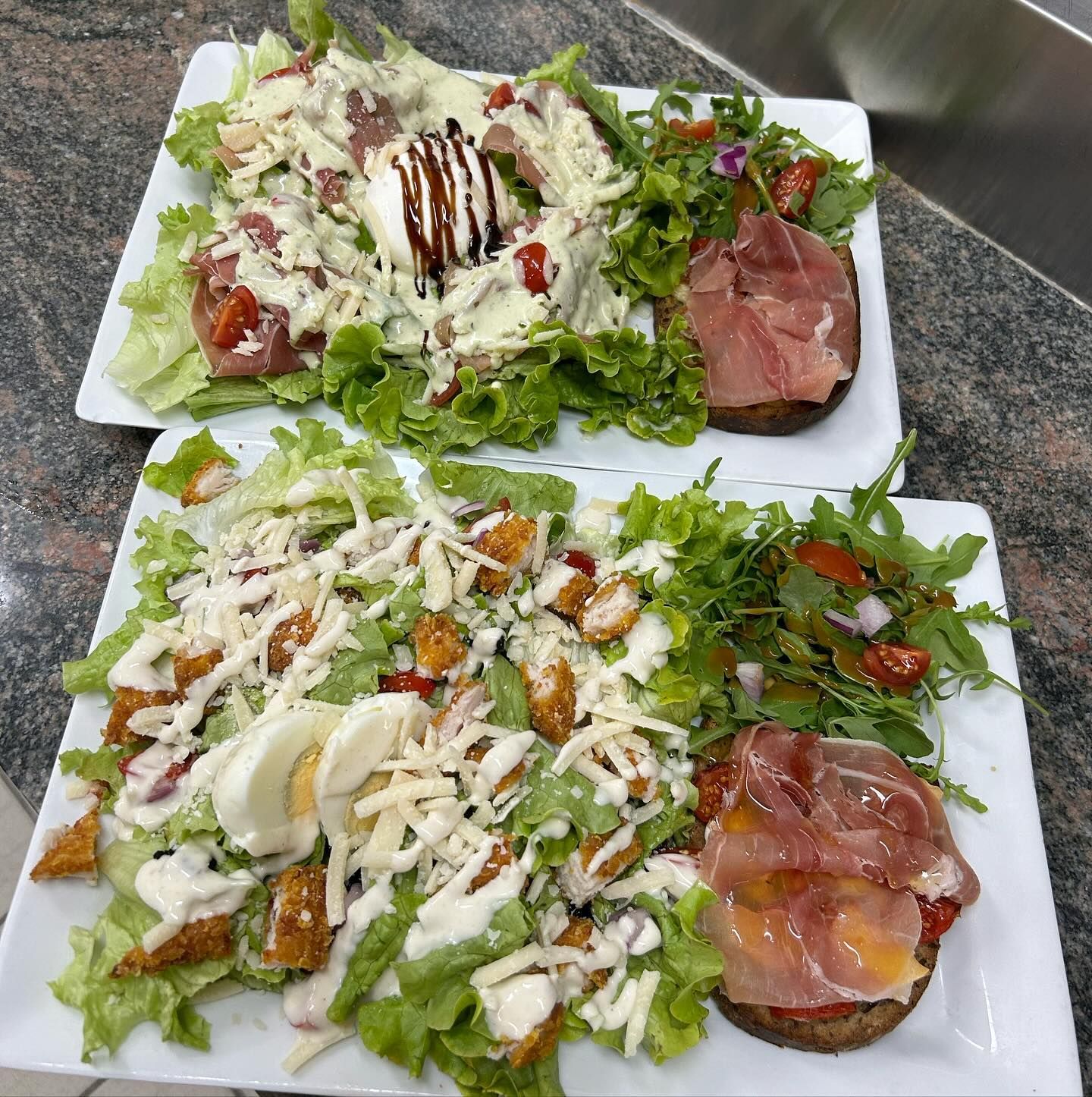 Deux assiettes de salade composées.