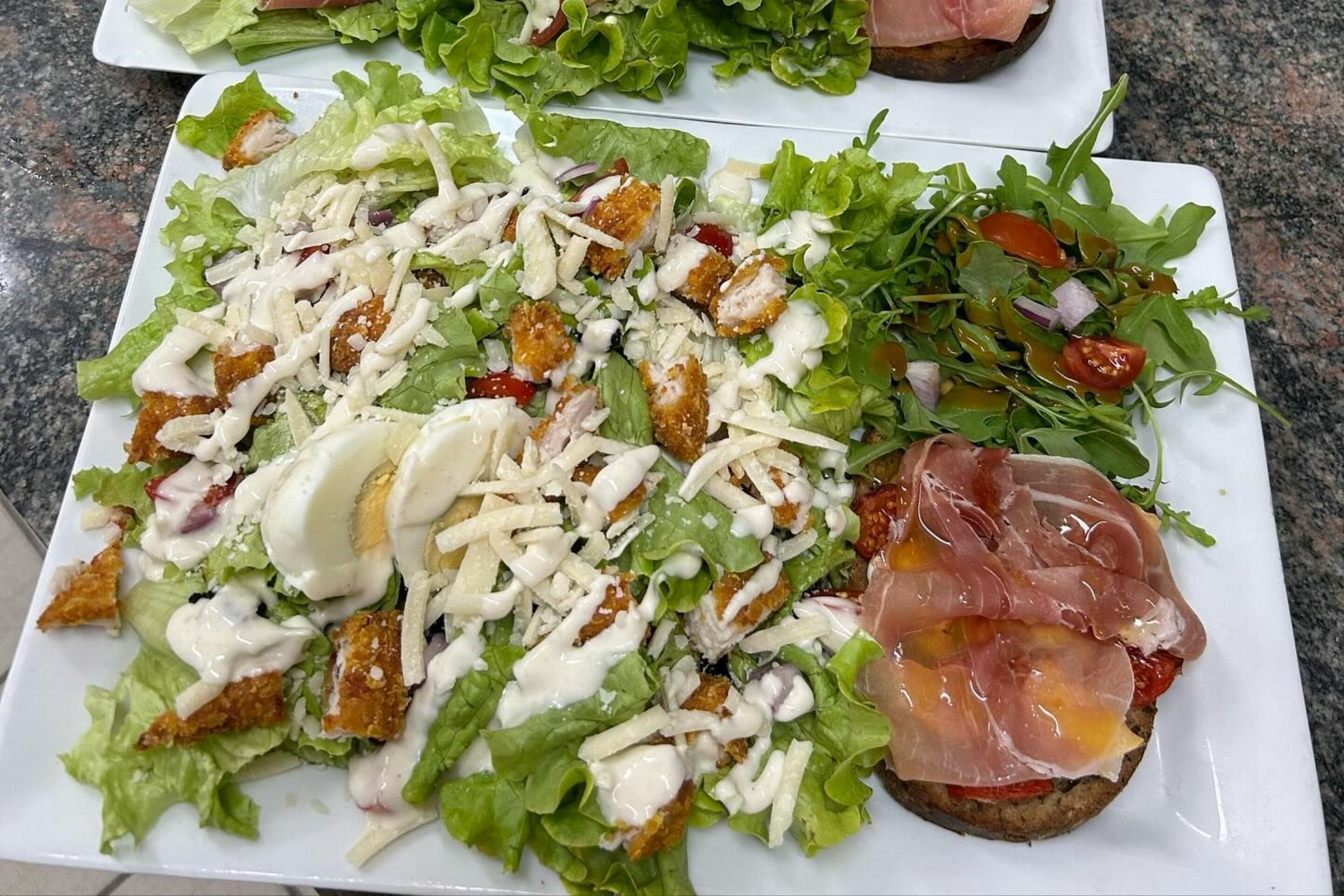Une salade composée avec une tartine.