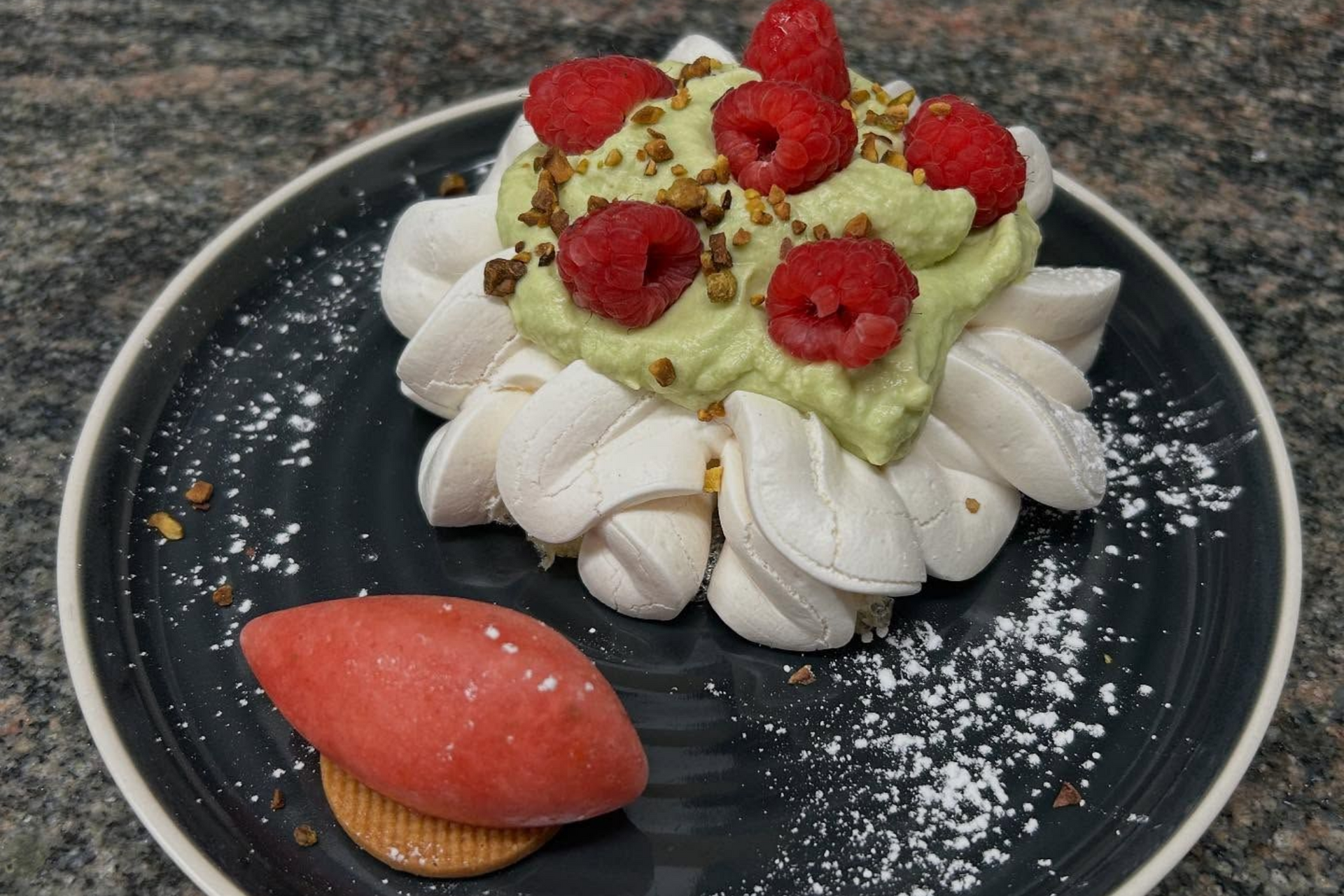 Un dessert à la meringue avec des framboises.