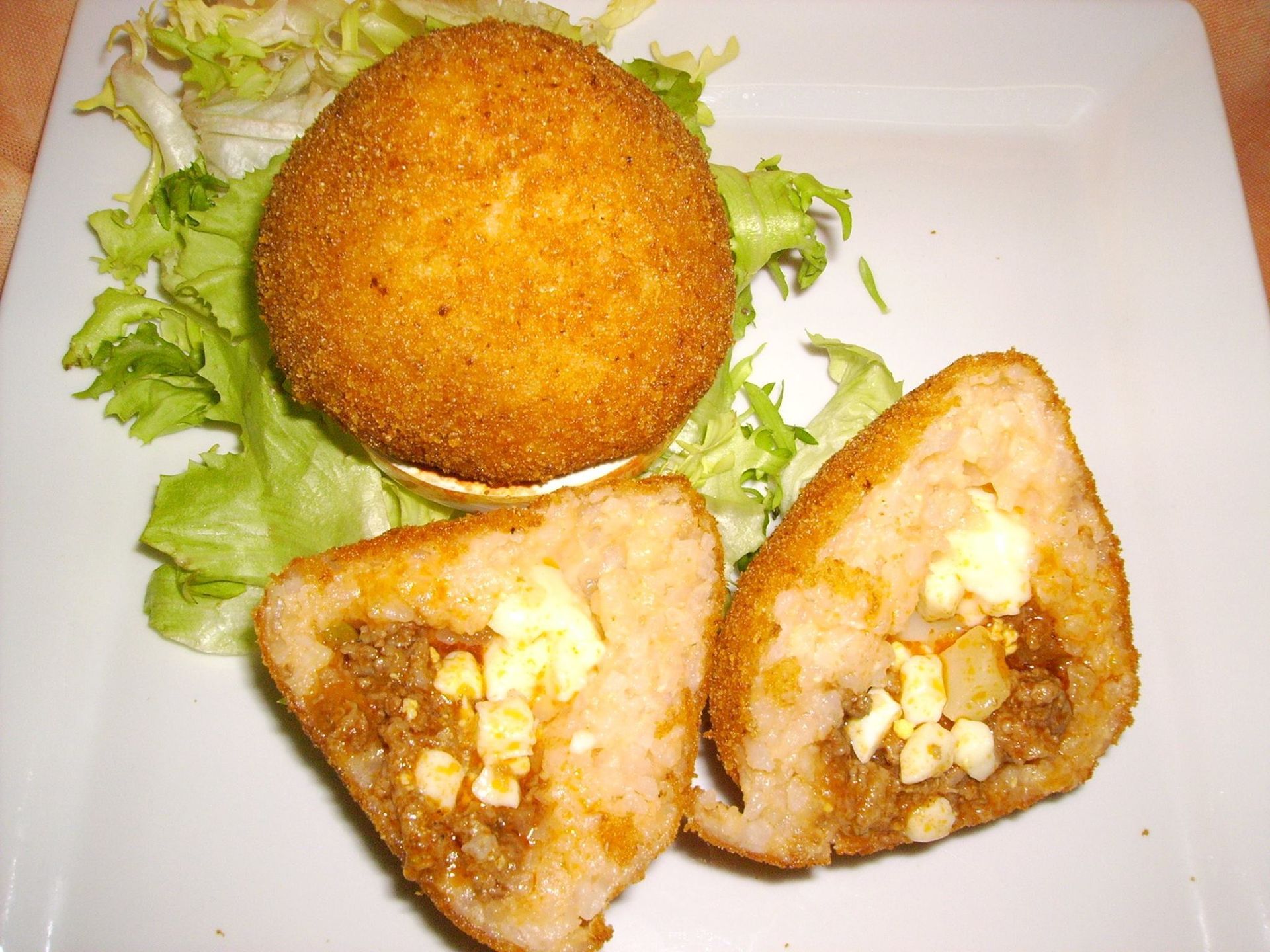 Deux arancini, un coupé en deux.
