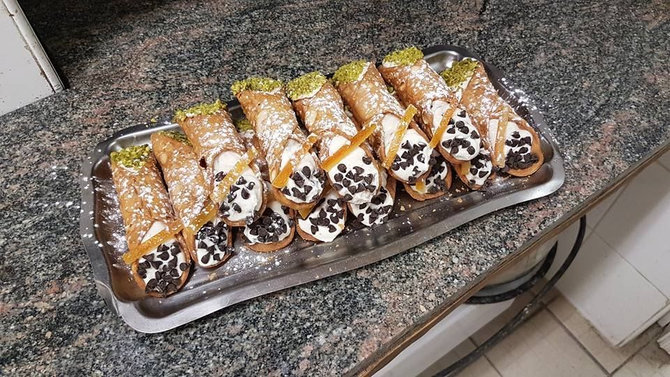 Des cannolis avec du sucre glace.