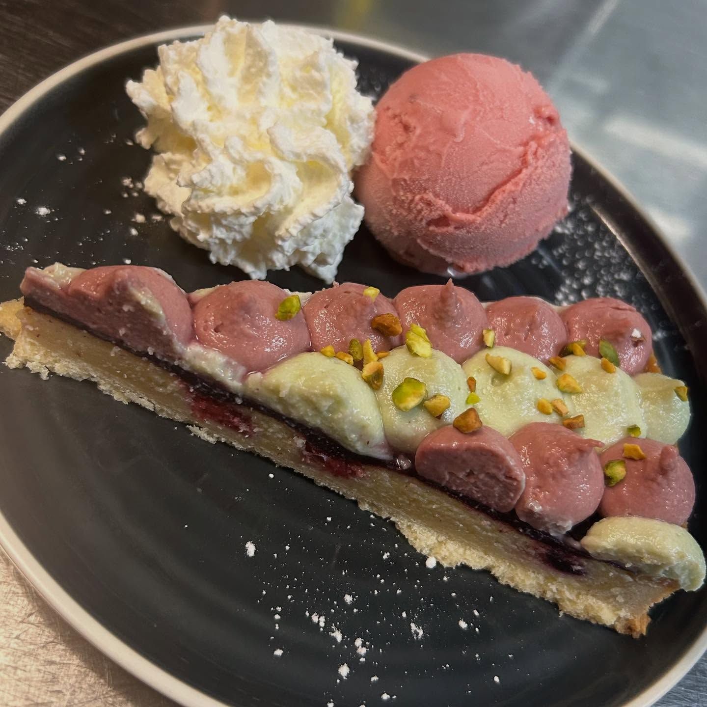 Une boule de glace rose avec de la chantilly.